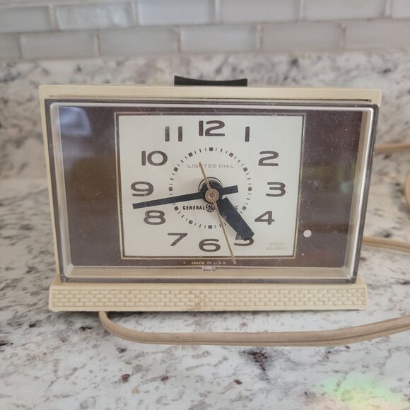 Vintage GE General Electric Model 7365-5 Alarm Clock With Lighted Dial 120V Beig - Picture 1 of 5